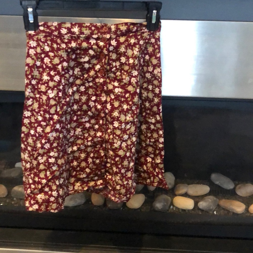 Short floral skirt size 7/8 but fits smaller
